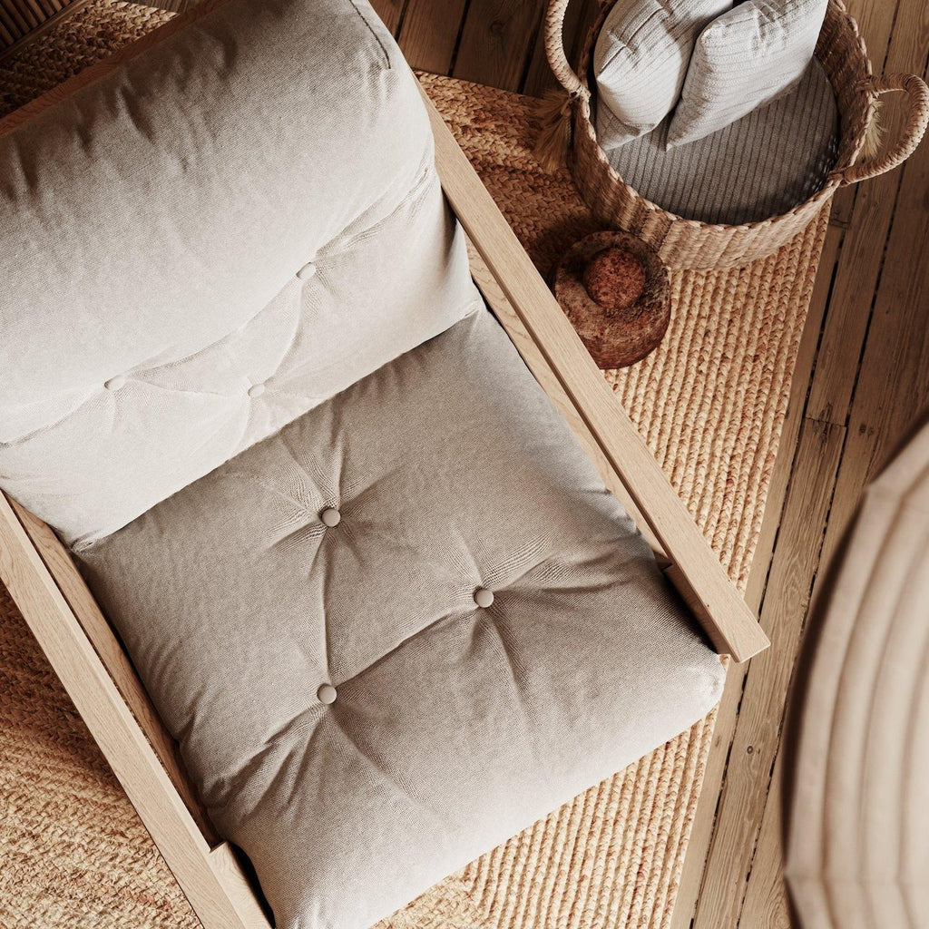 Poltrona da salotto moderna in legno massello Kolari