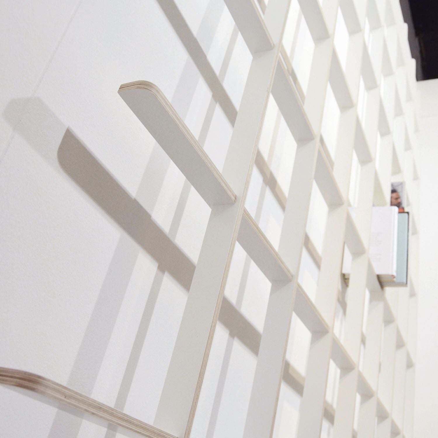 Libreria da parete in legno design moderno Schlagseite