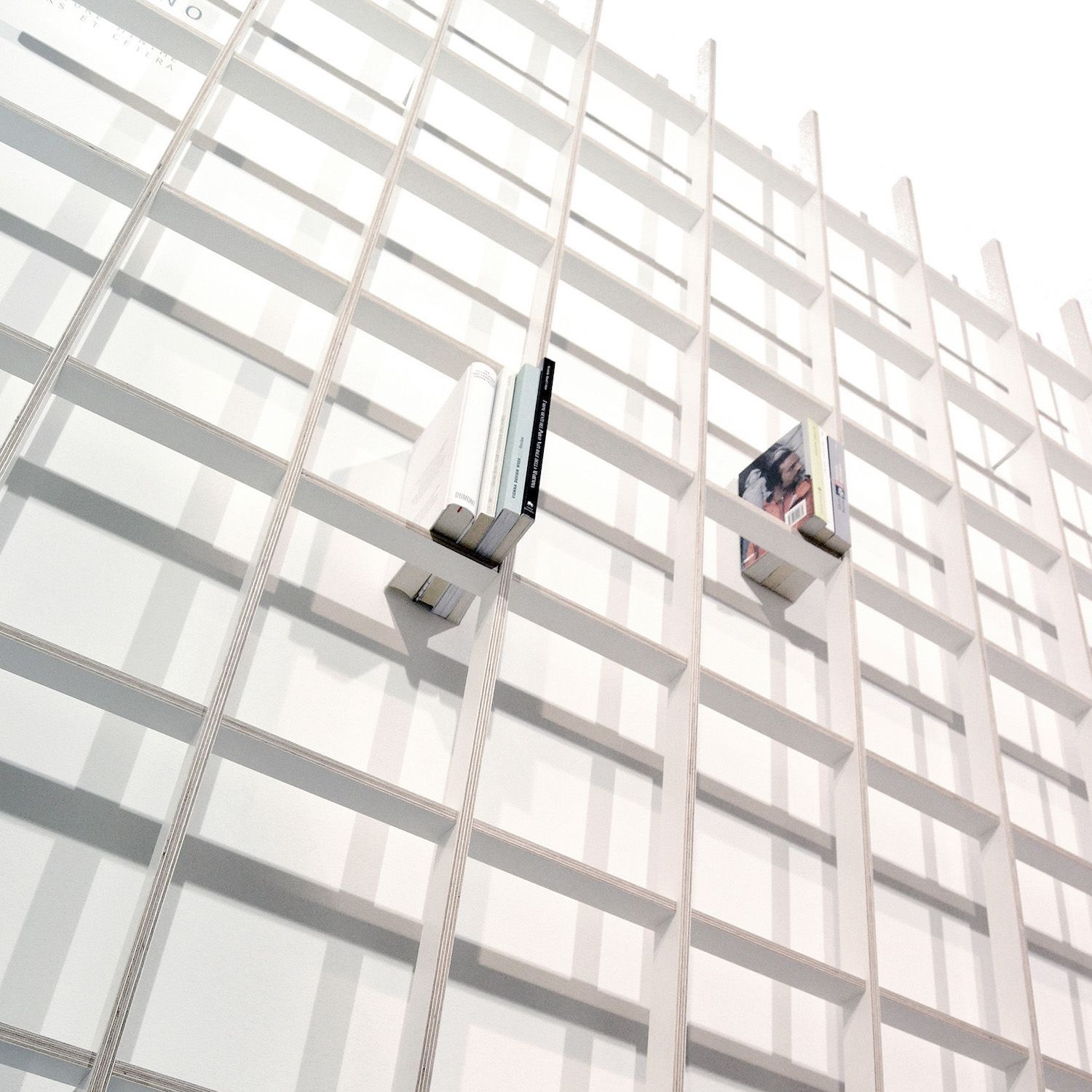 Libreria da parete in legno design moderno Schlagseite