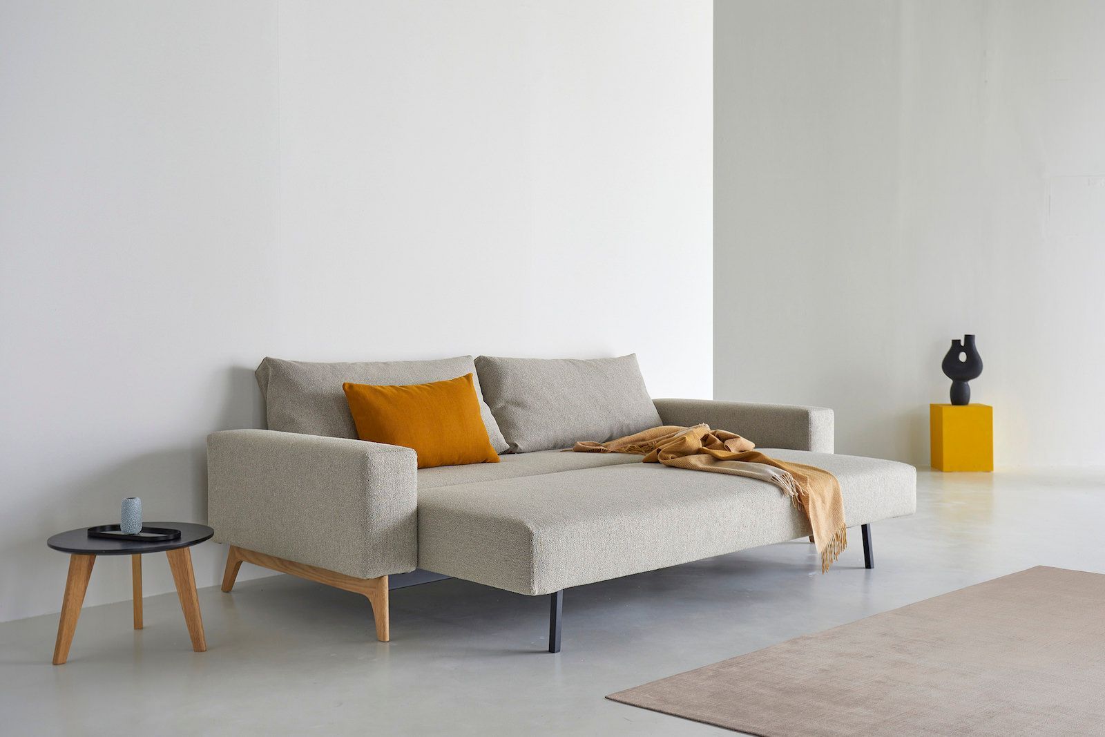 Divano letto matrimoniale con braccioli in tessuto materasso a molle Idun