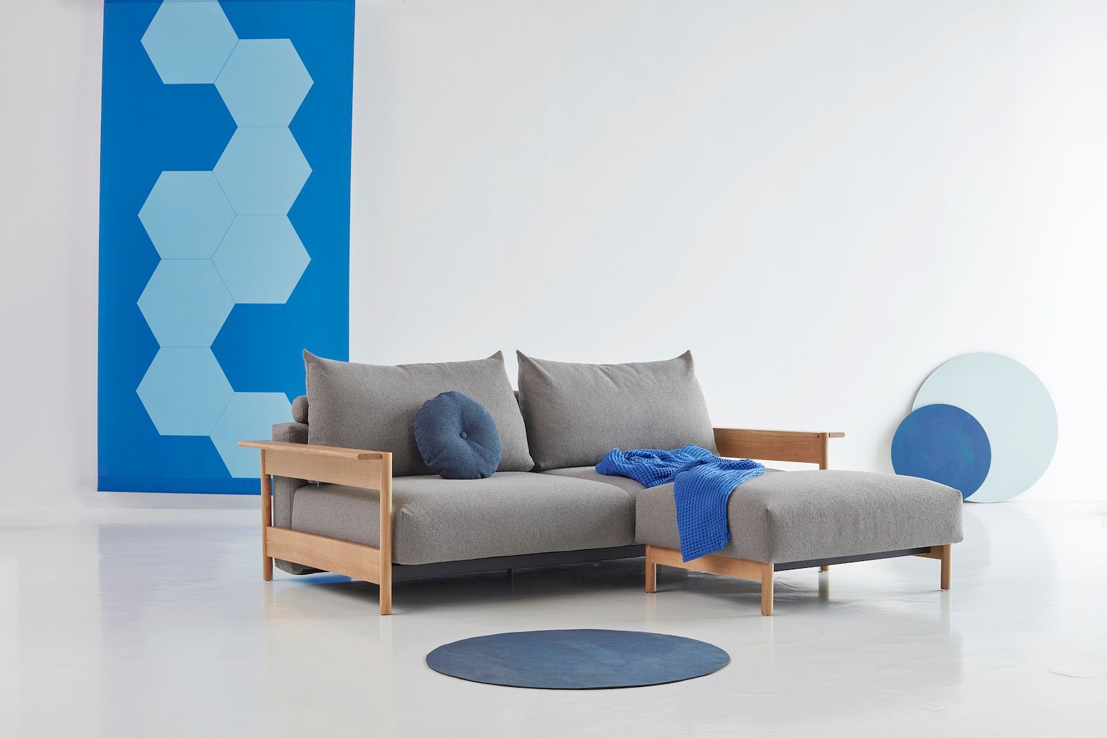 Divano letto matrimoniale Malloy Wood - 533 Bouclé Ash Grey