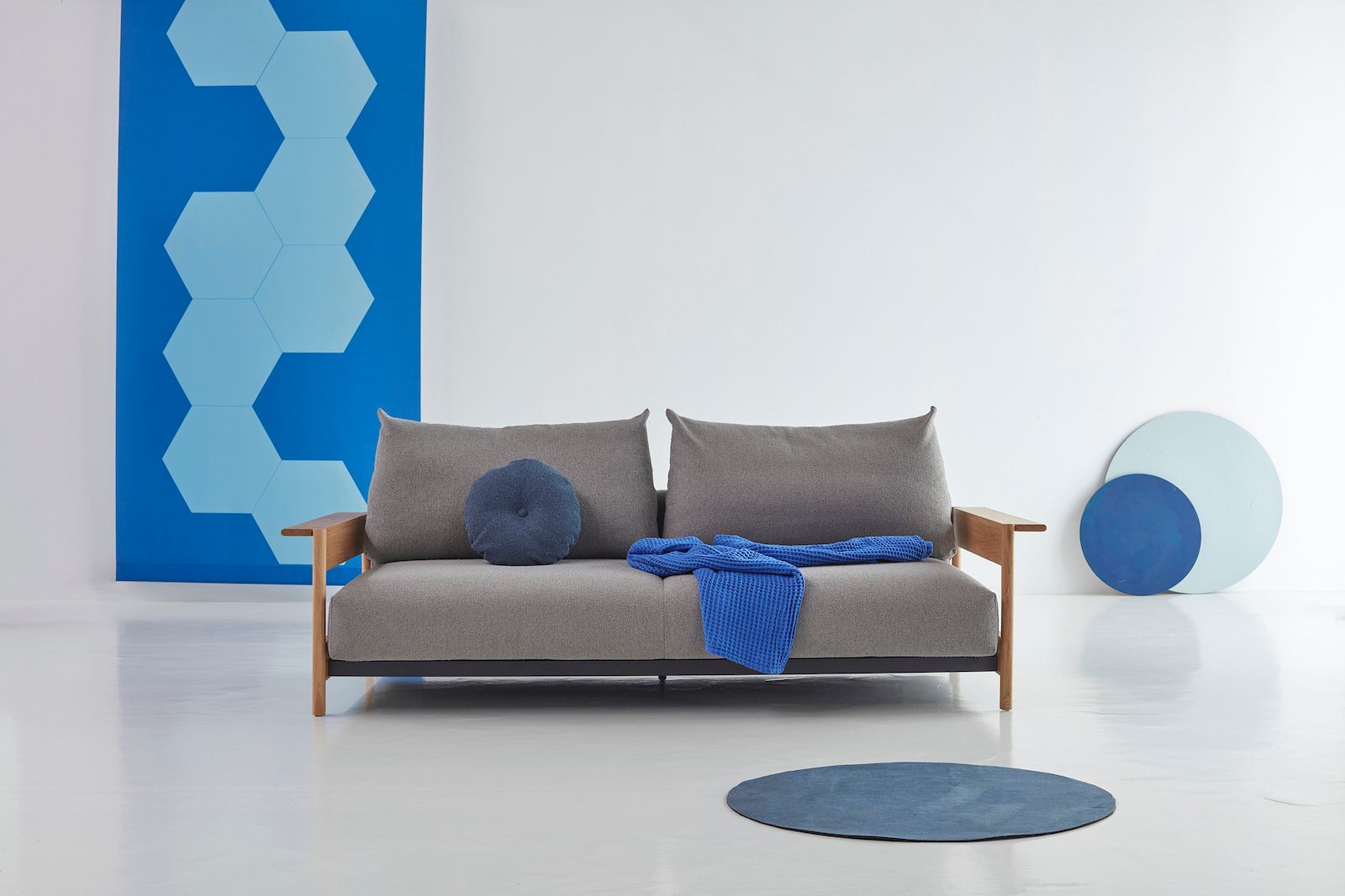 Divano letto matrimoniale Malloy Wood - 533 Bouclé Ash Grey