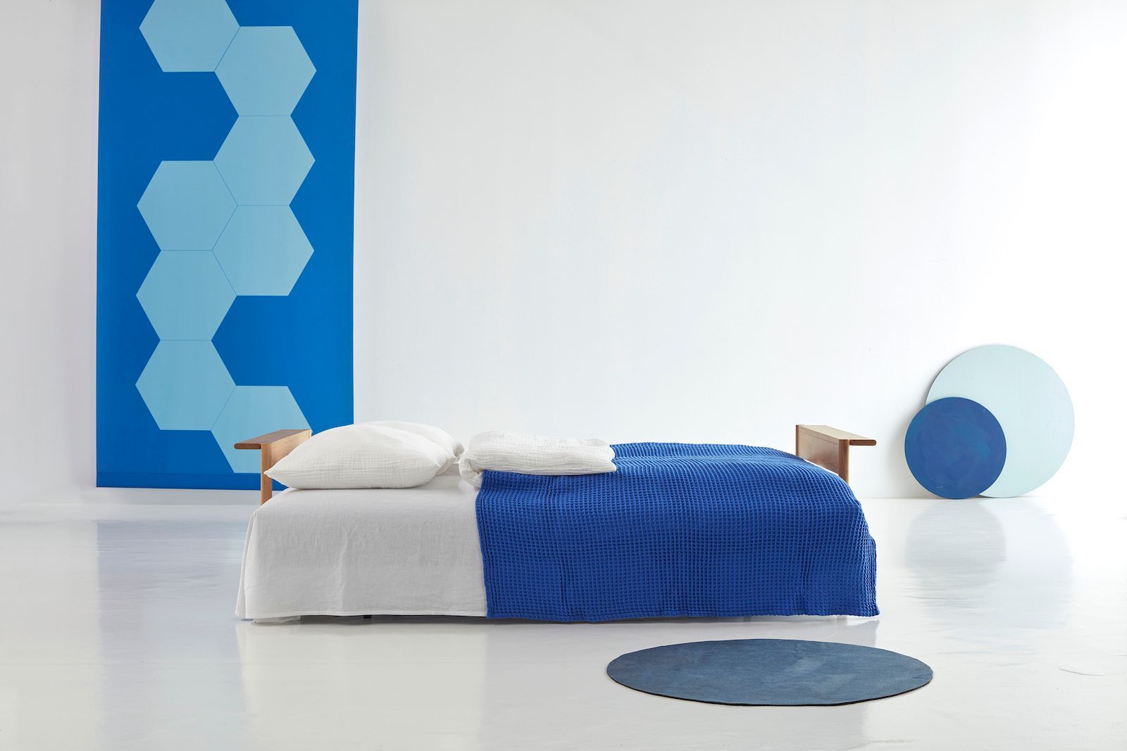 Divano letto matrimoniale Malloy Wood - 533 Bouclé Ash Grey