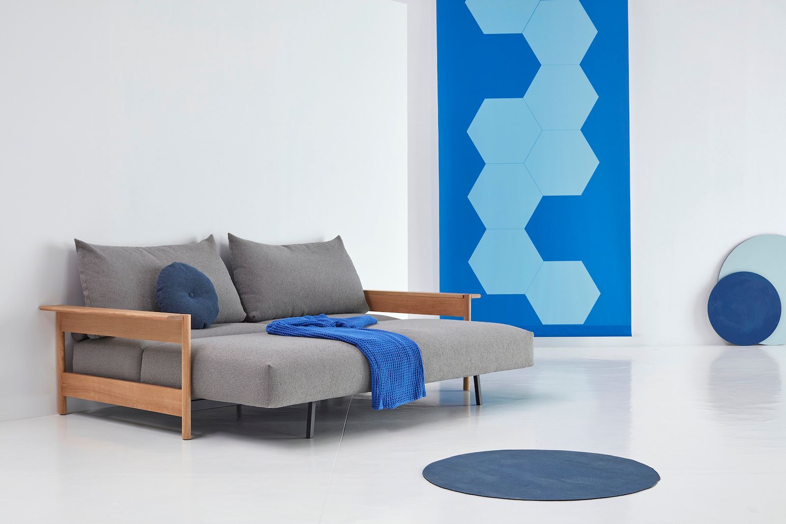 Divano letto matrimoniale Malloy Wood - 533 Bouclé Ash Grey