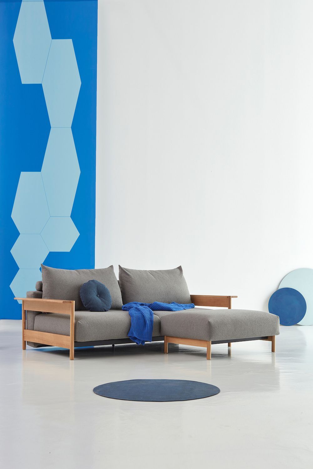 Divano letto matrimoniale Malloy Wood - 533 Bouclé Ash Grey