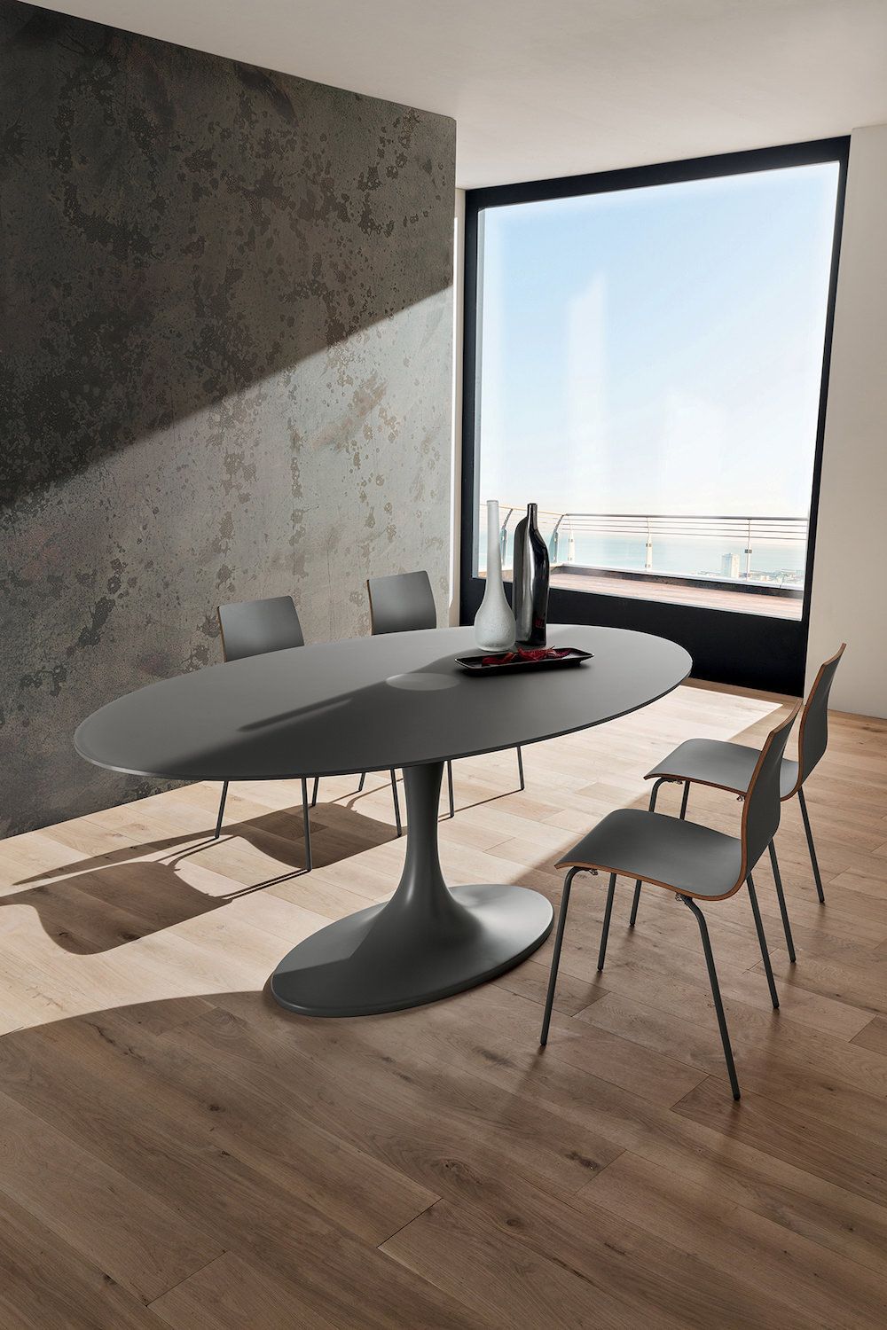 Tavolo fisso ovale con piano in vetro laccato Avalon London