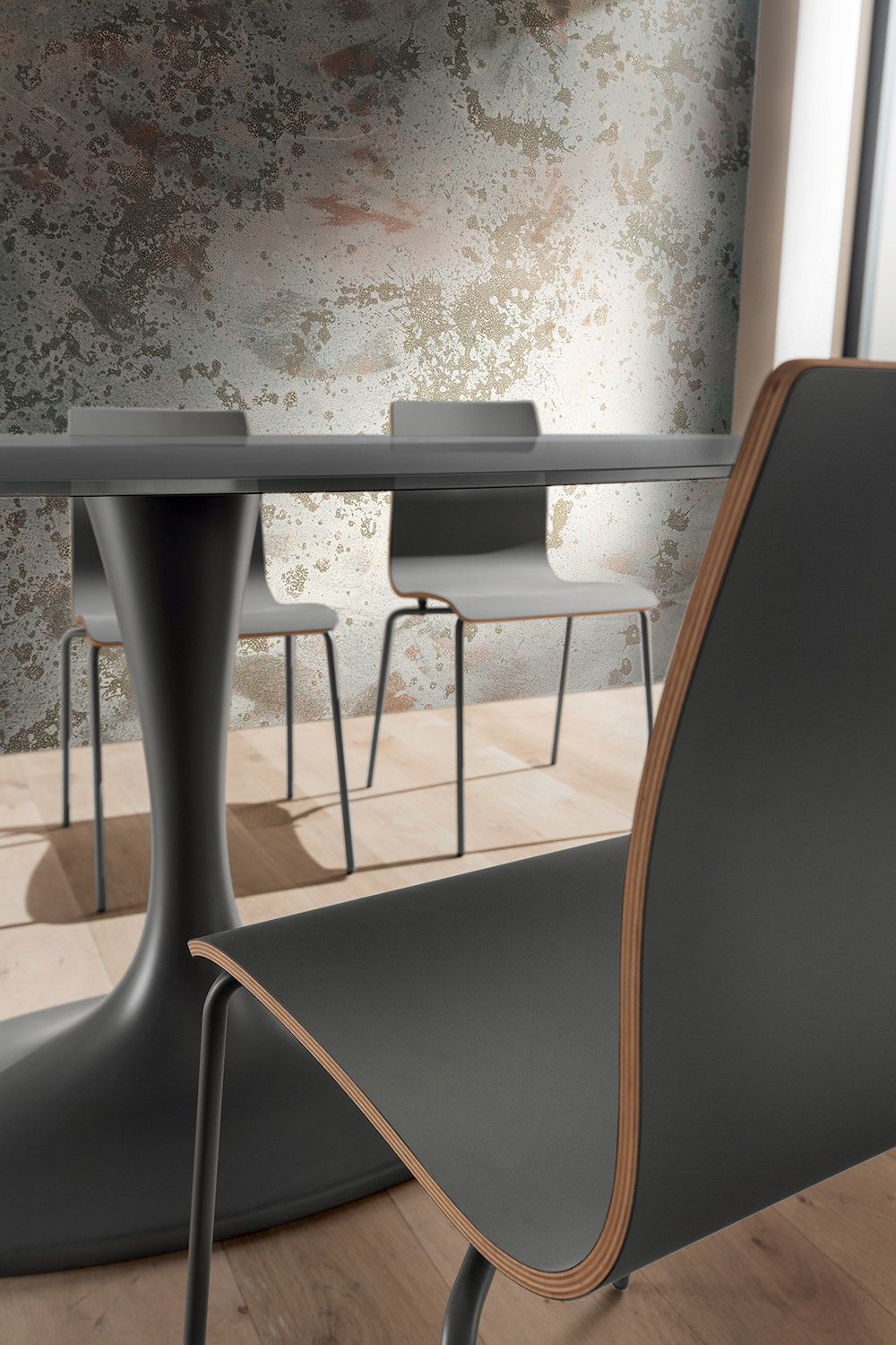 Tavolo fisso ovale con piano in vetro laccato Avalon London