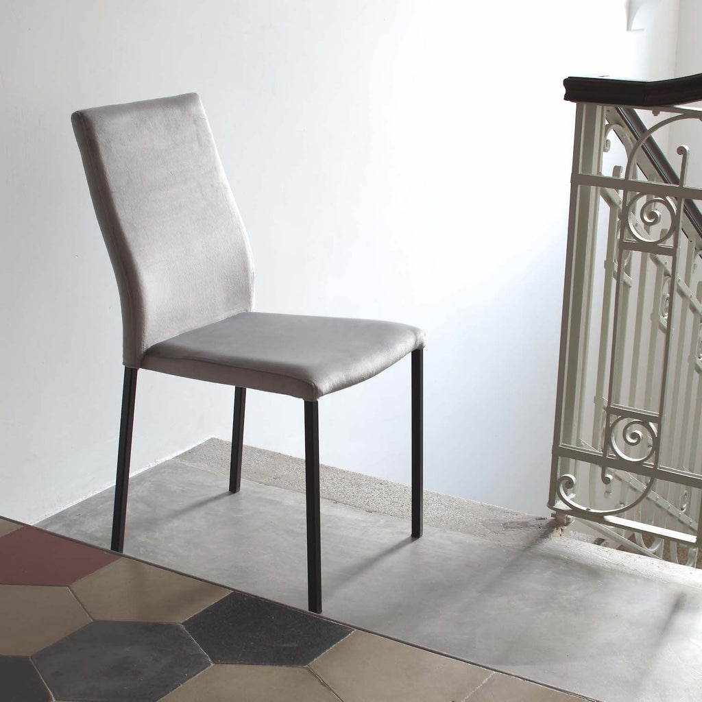 Coppia sedie impilabili in ecopelle o velluto Annika Plus