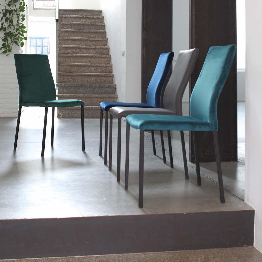 Coppia sedie impilabili in ecopelle o velluto Annika Plus