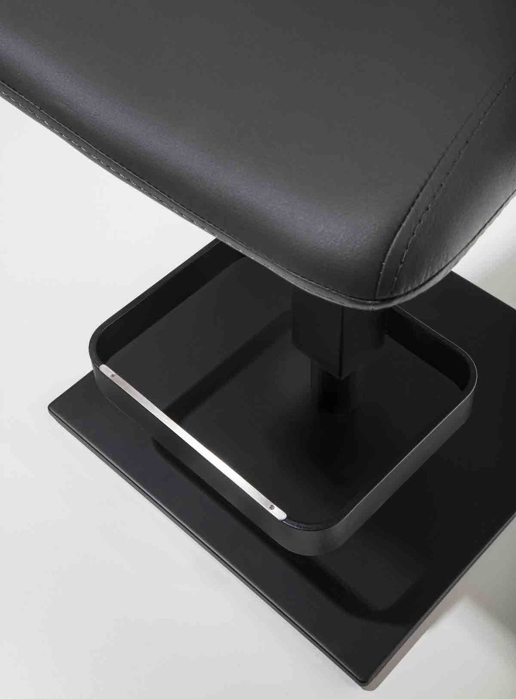 Sgabello design in acciaio ed ecopelle Stanley