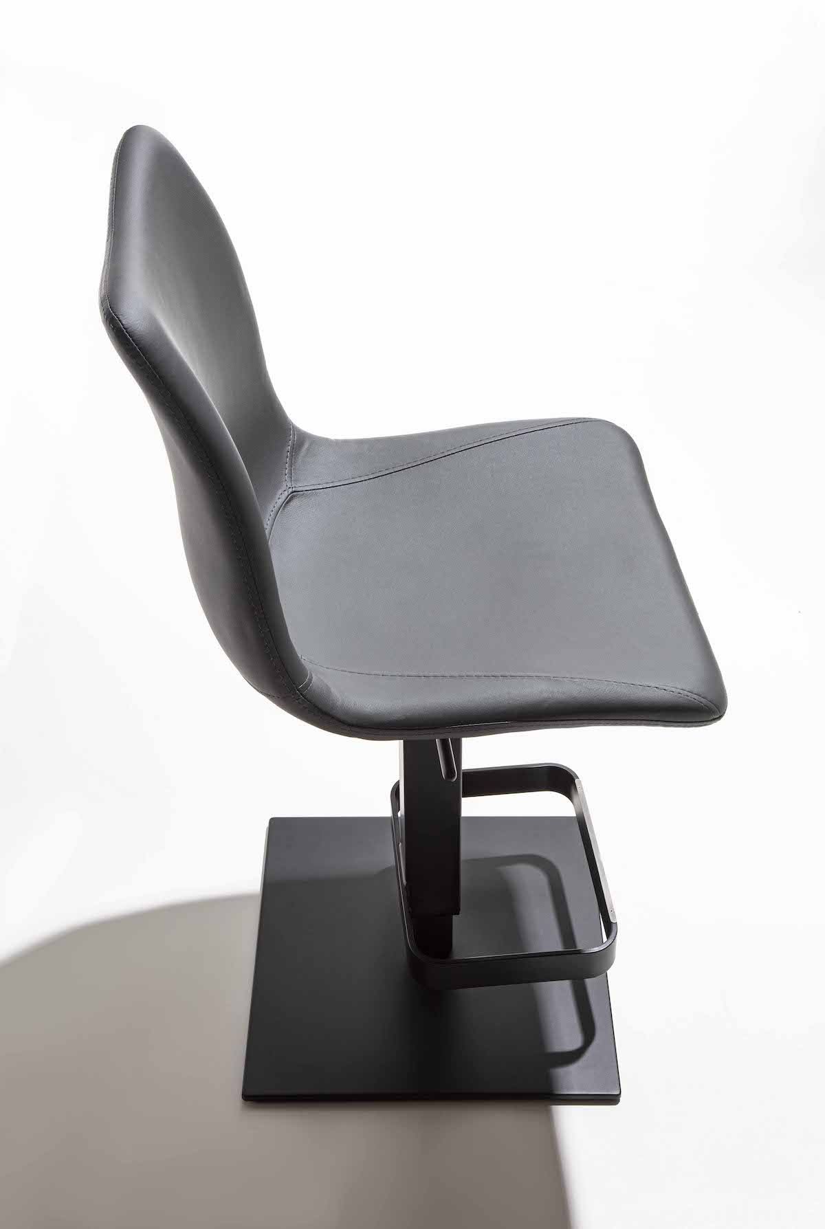 Sgabello design in acciaio ed ecopelle Stanley