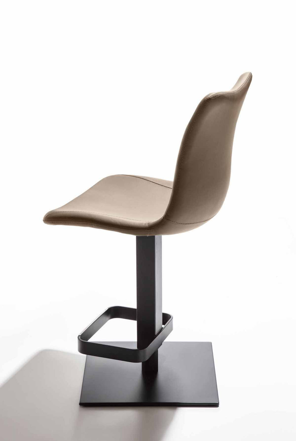 Sgabello design in acciaio ed ecopelle Stanley