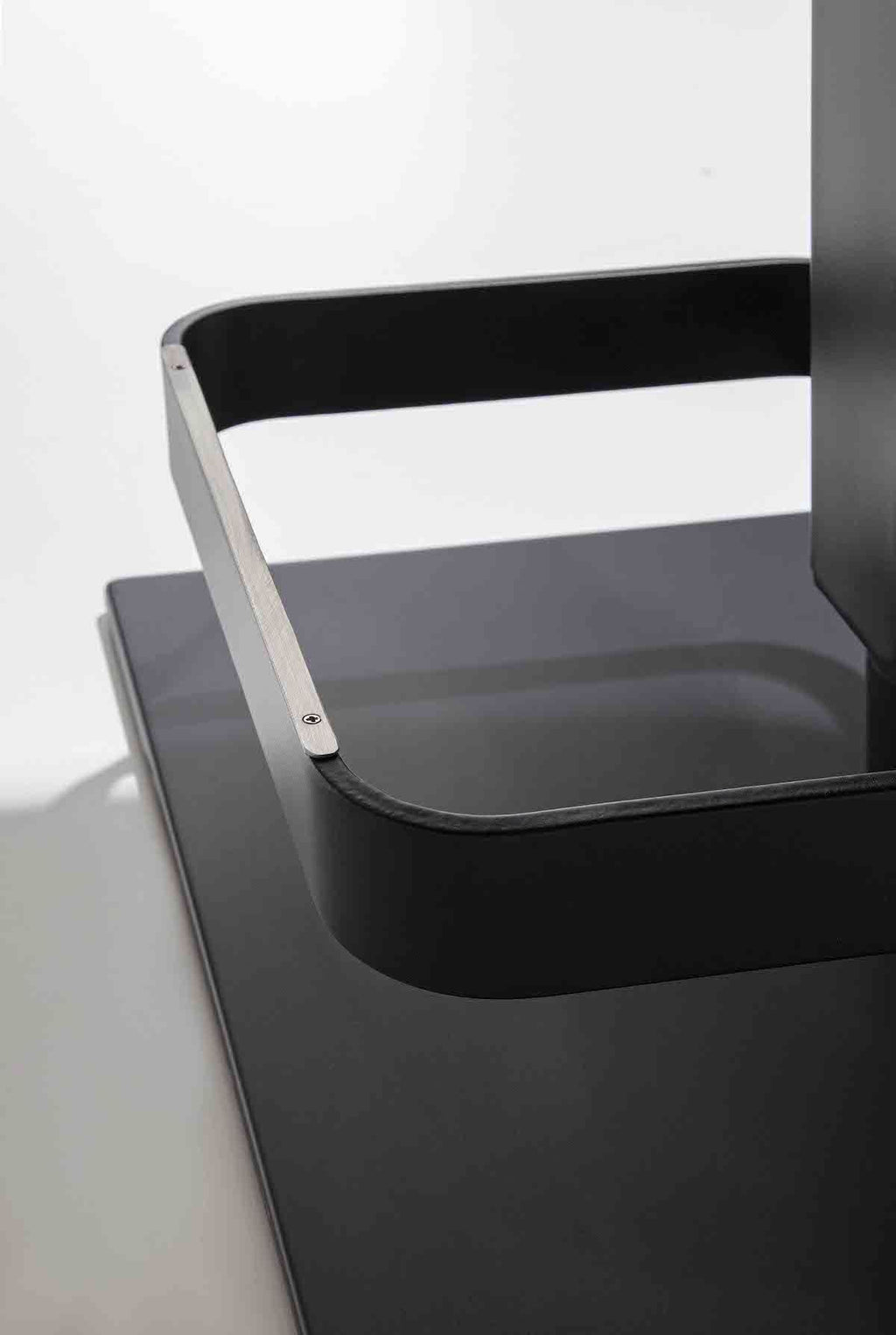 Sgabello design in acciaio ed ecopelle Stanley