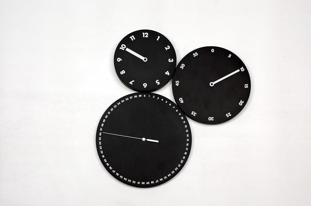 Orologio moderno da parete H:M:S: a tre dischi