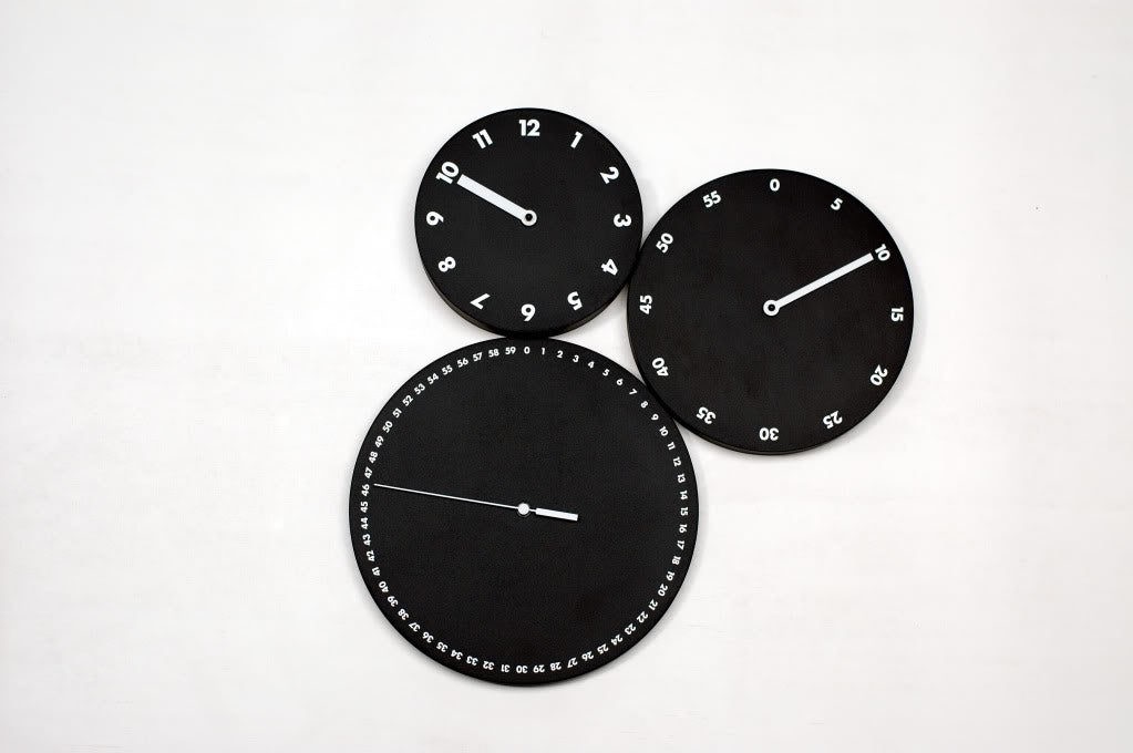 Orologio moderno da parete H:M:S: a tre dischi