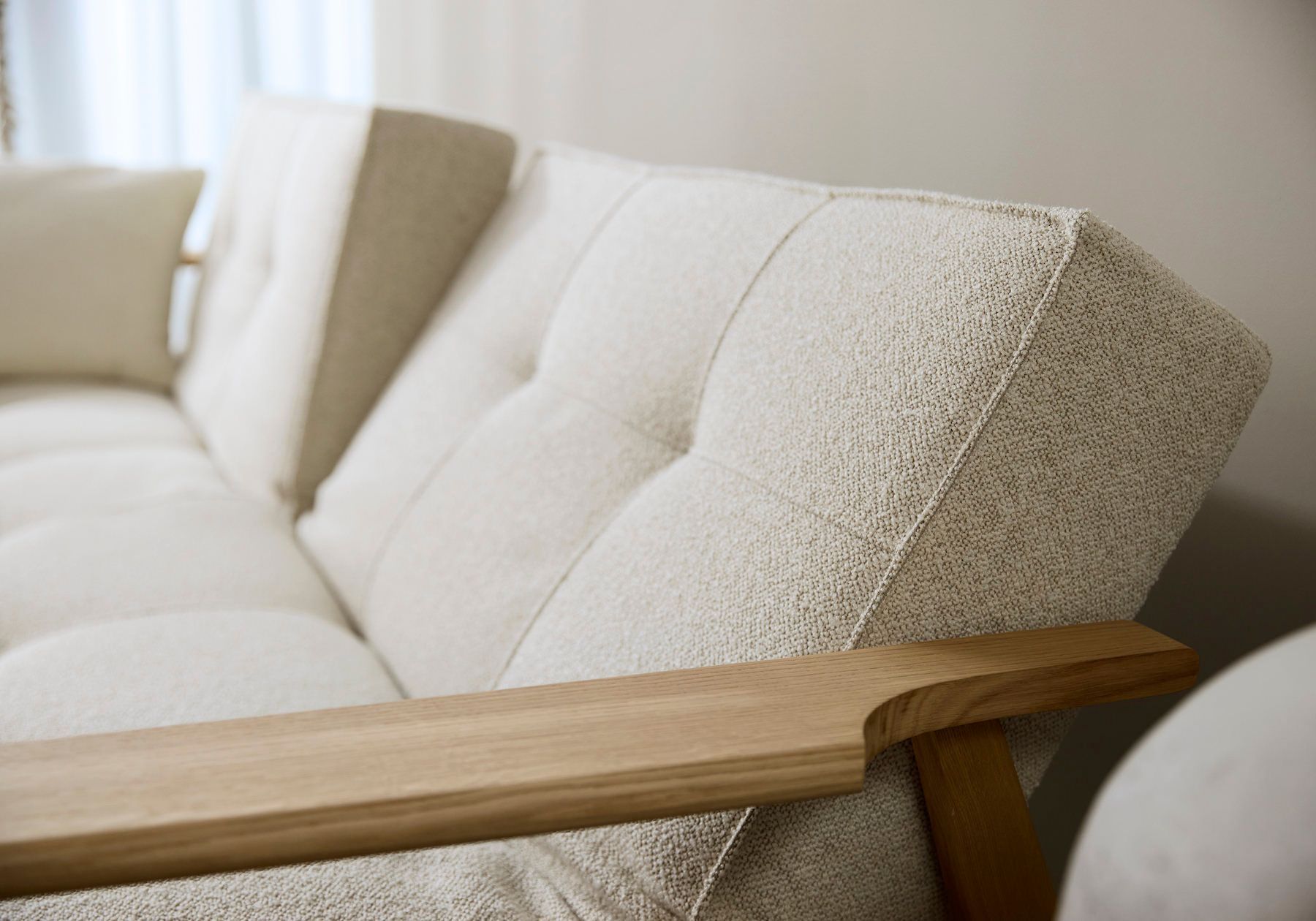 Divano letto con braccioli in legno e materasso a molle SplitBack Frej - 357 Taura Off White