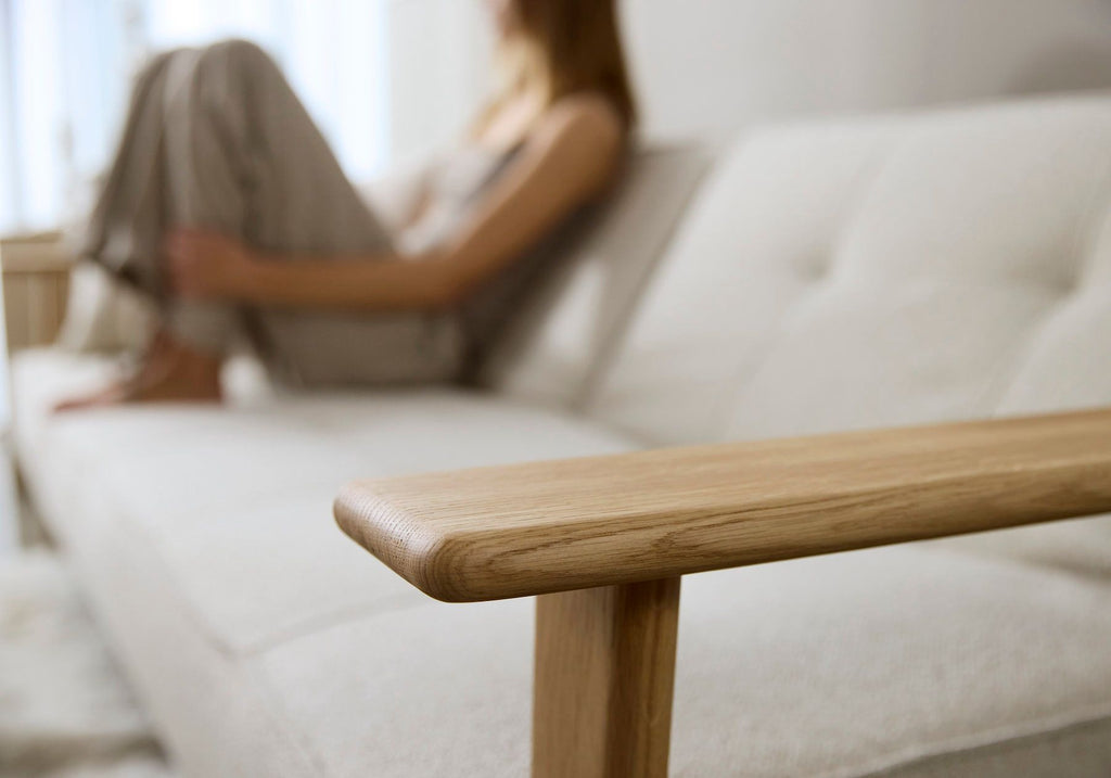 Divano letto con braccioli in legno e materasso a molle SplitBack Frej - 357 Taura Off White