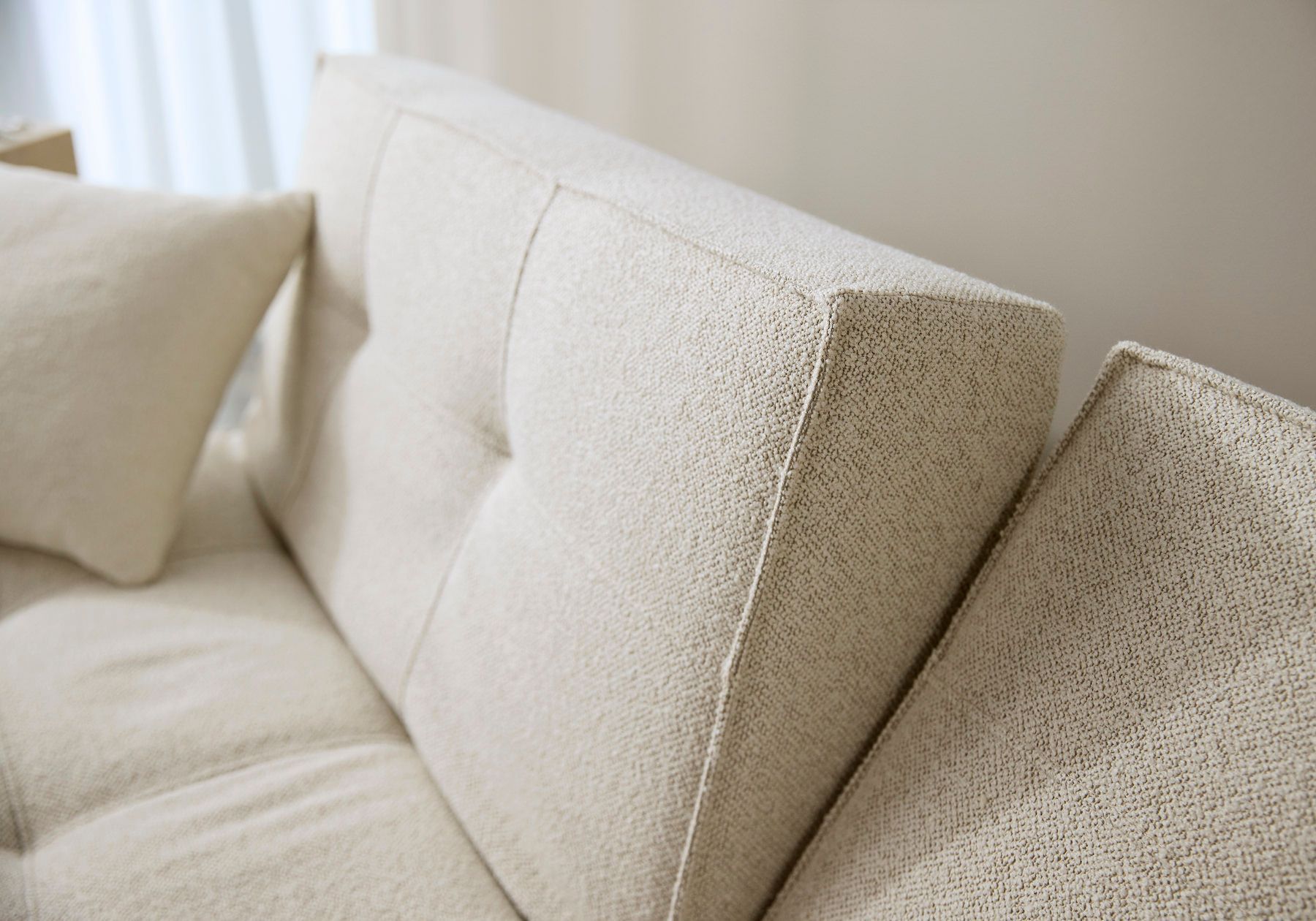 Divano letto con braccioli in legno e materasso a molle SplitBack Frej - 357 Taura Off White