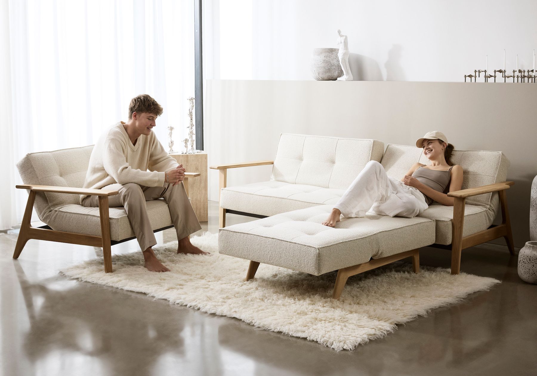 Divano letto con braccioli in legno e materasso a molle SplitBack Frej - 357 Taura Off White