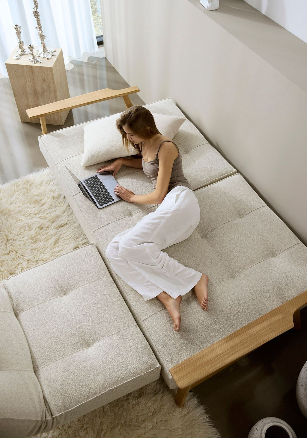 Divano letto con braccioli in legno e materasso a molle SplitBack Frej - 357 Taura Off White