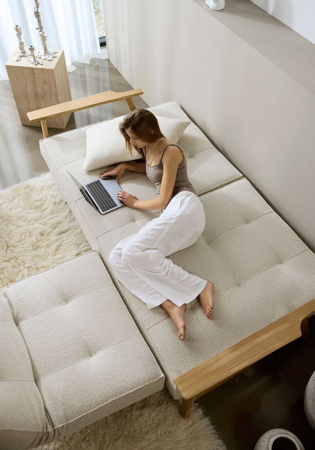 Divano letto con braccioli in legno e materasso a molle SplitBack Frej - 357 Taura Off White