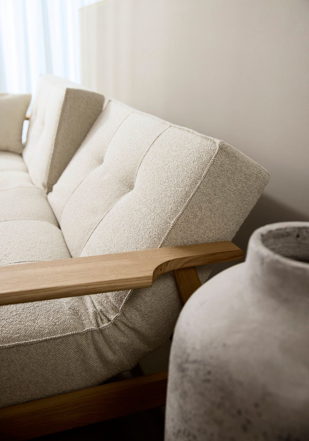 Divano letto con braccioli in legno e materasso a molle SplitBack Frej - 357 Taura Off White