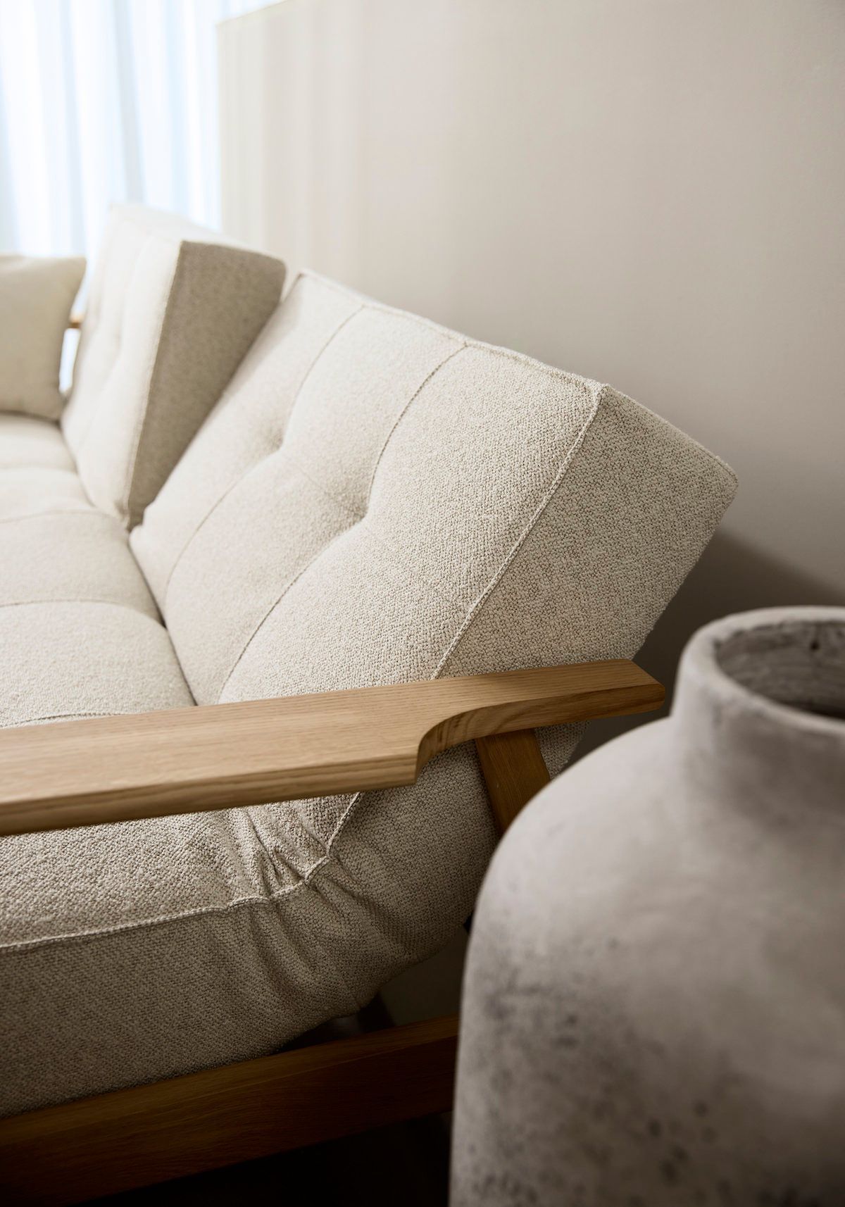 Divano letto con braccioli in legno e materasso a molle SplitBack Frej - 357 Taura Off White