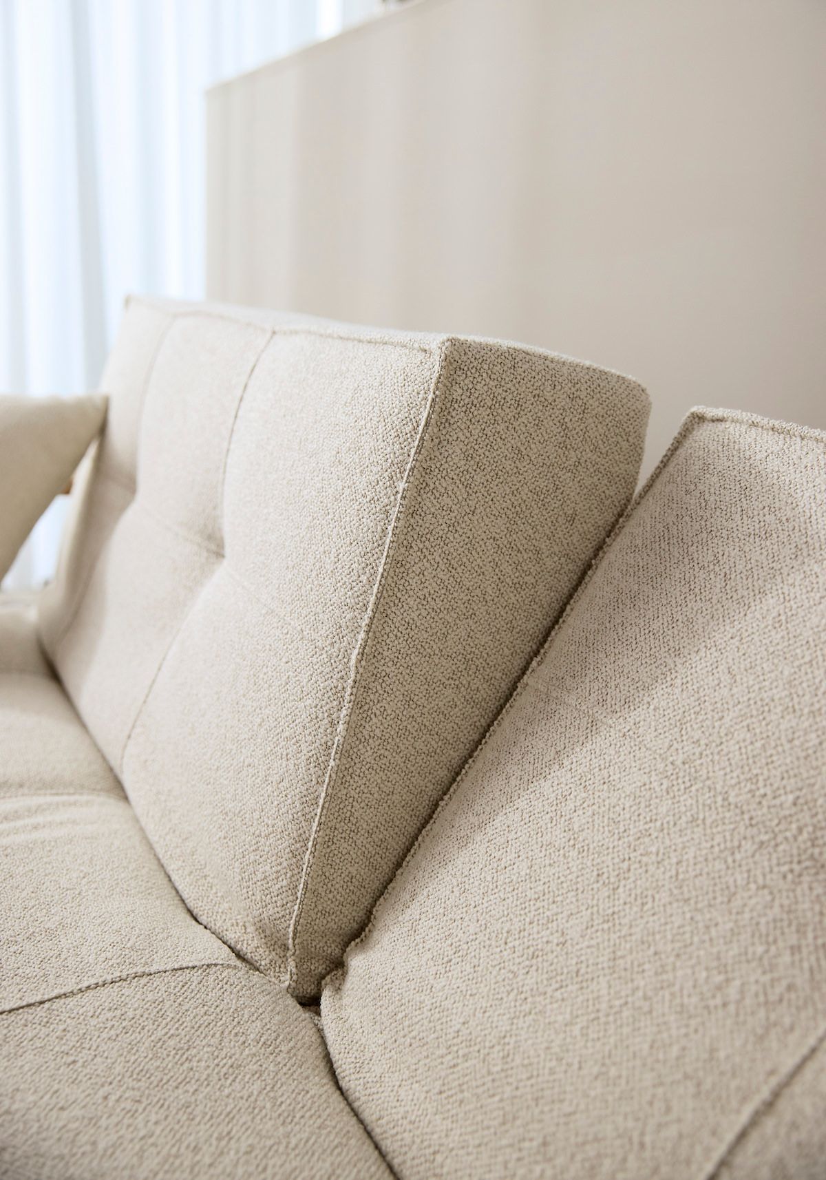 Divano letto con braccioli in legno e materasso a molle SplitBack Frej - 357 Taura Off White