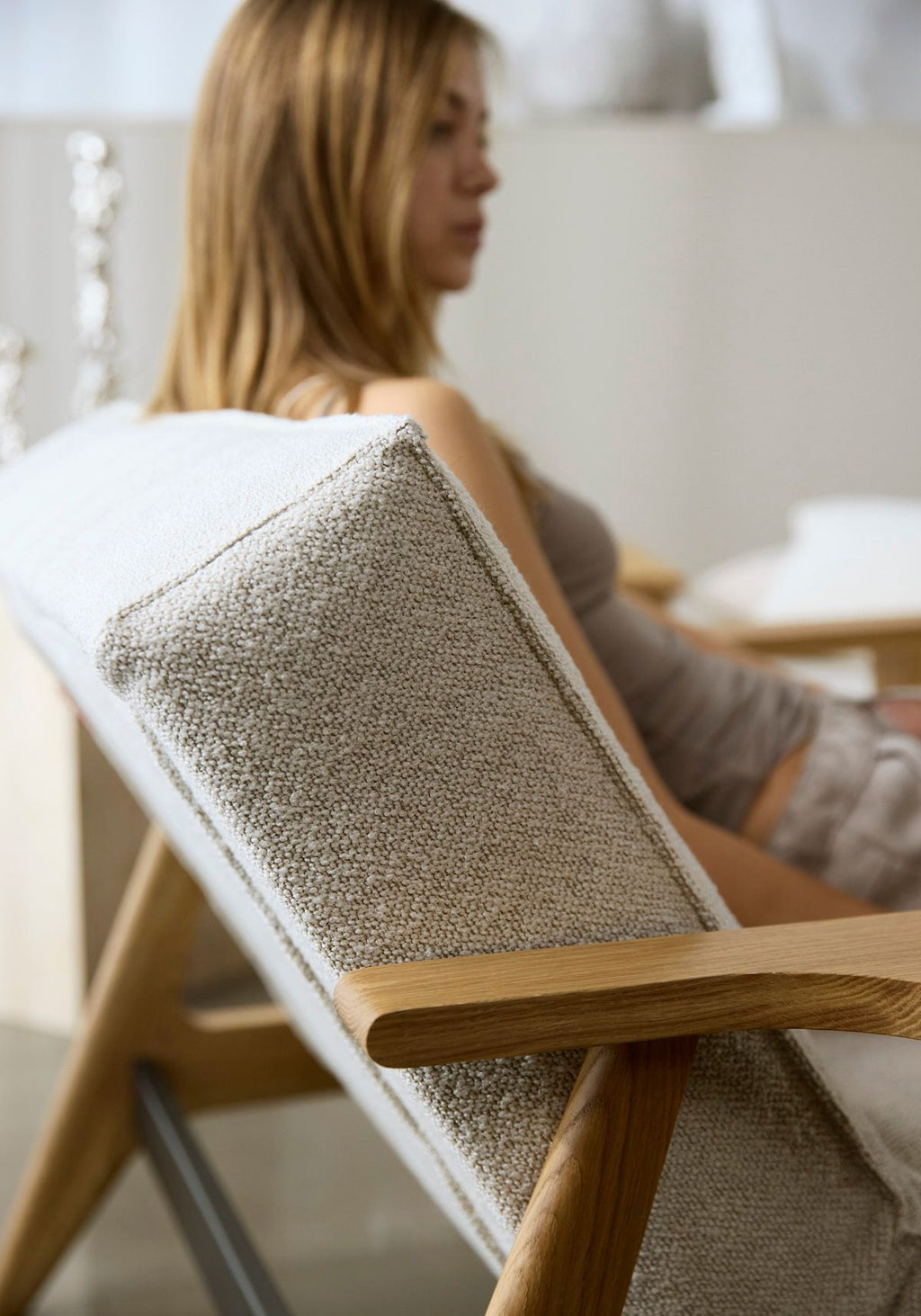 Divano letto con braccioli in legno e materasso a molle SplitBack Frej - 357 Taura Off White