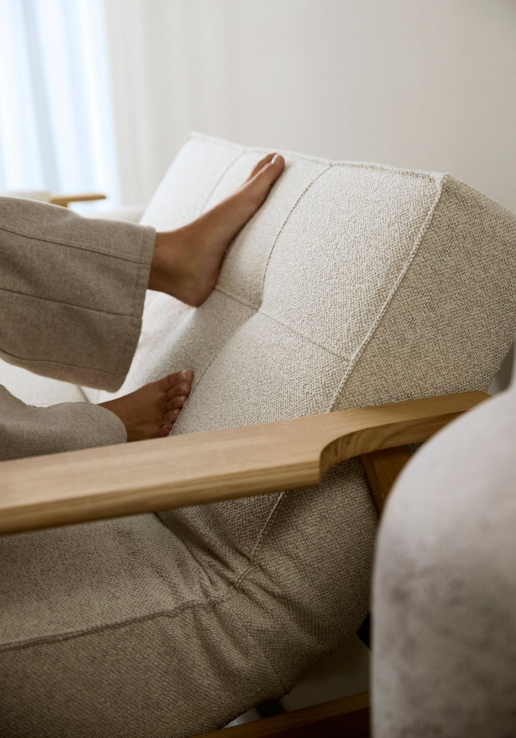 Divano letto con braccioli in legno e materasso a molle SplitBack Frej - 357 Taura Off White