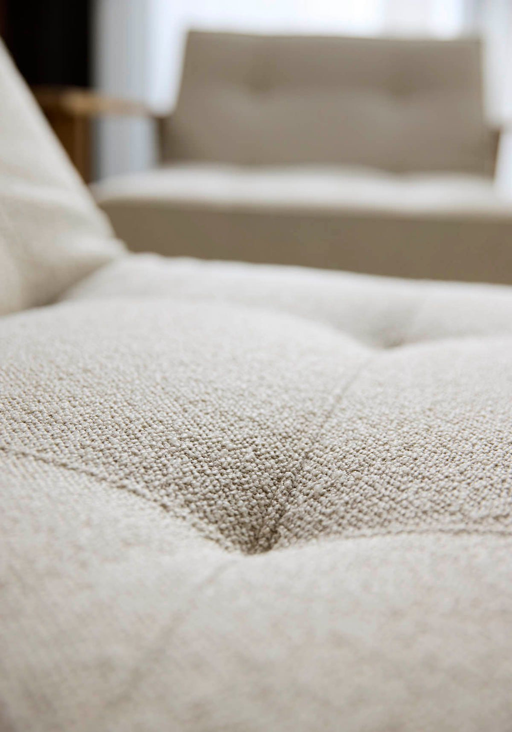 Divano letto con braccioli in legno e materasso a molle SplitBack Frej - 357 Taura Off White