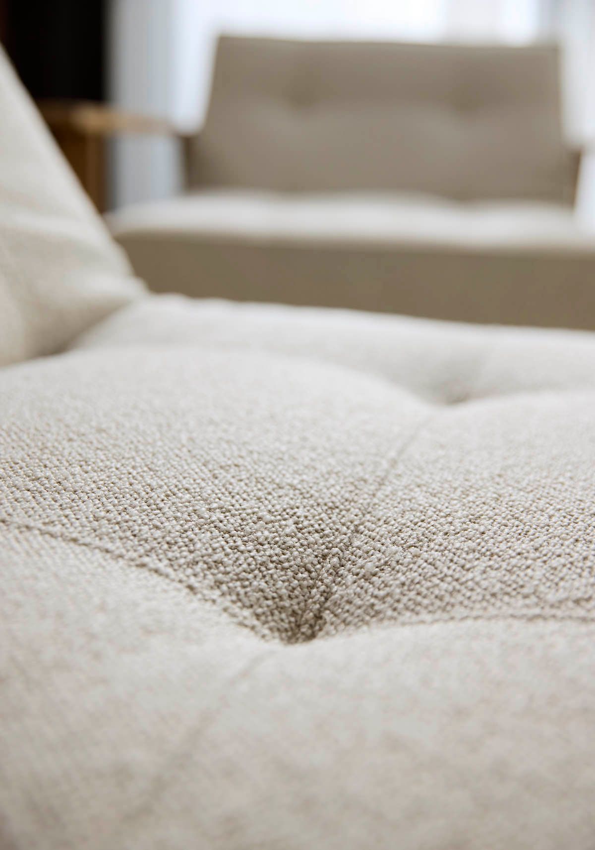 Divano letto con braccioli in legno e materasso a molle SplitBack Frej - 357 Taura Off White