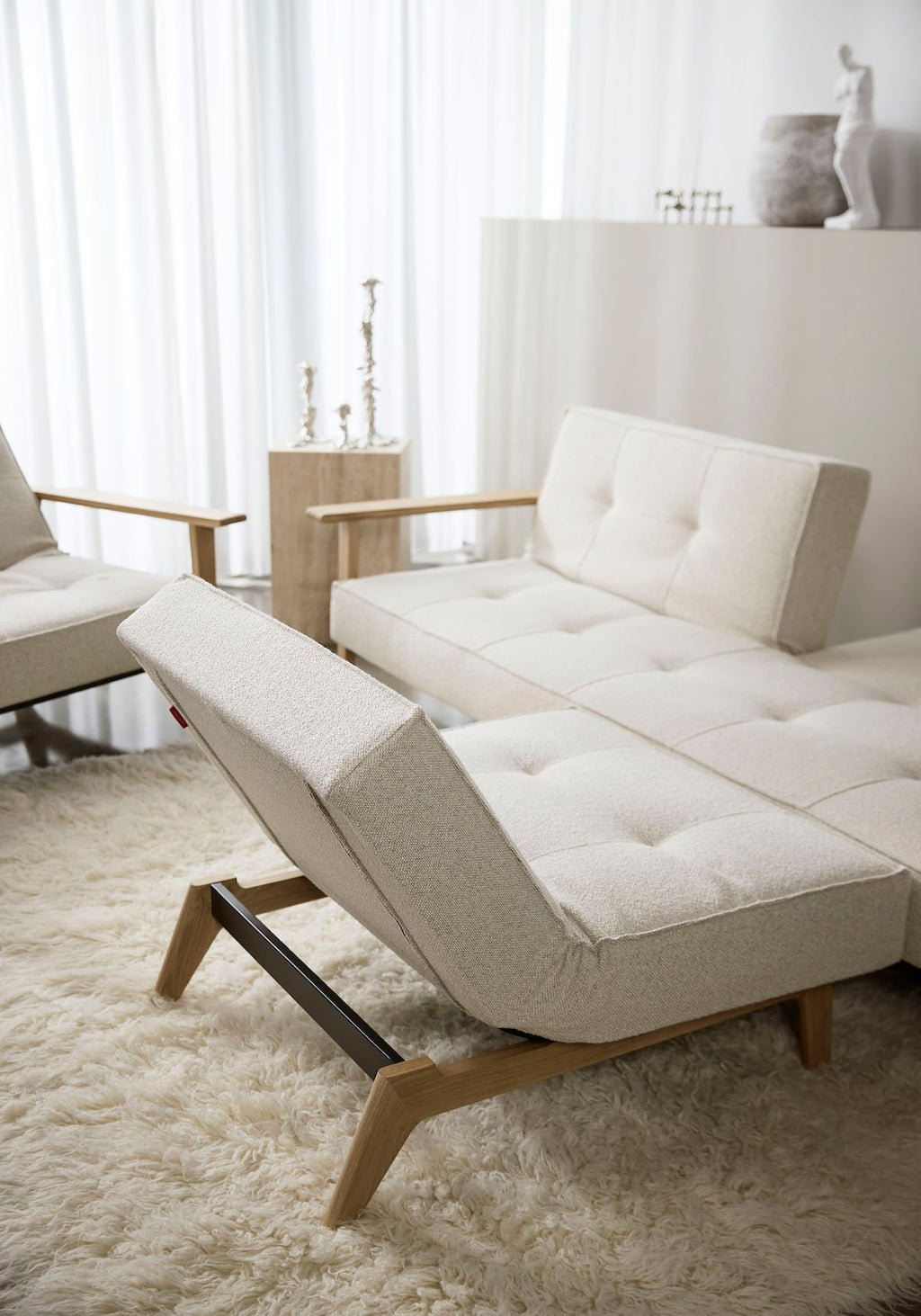 Divano letto con braccioli in legno e materasso a molle SplitBack Frej - 357 Taura Off White