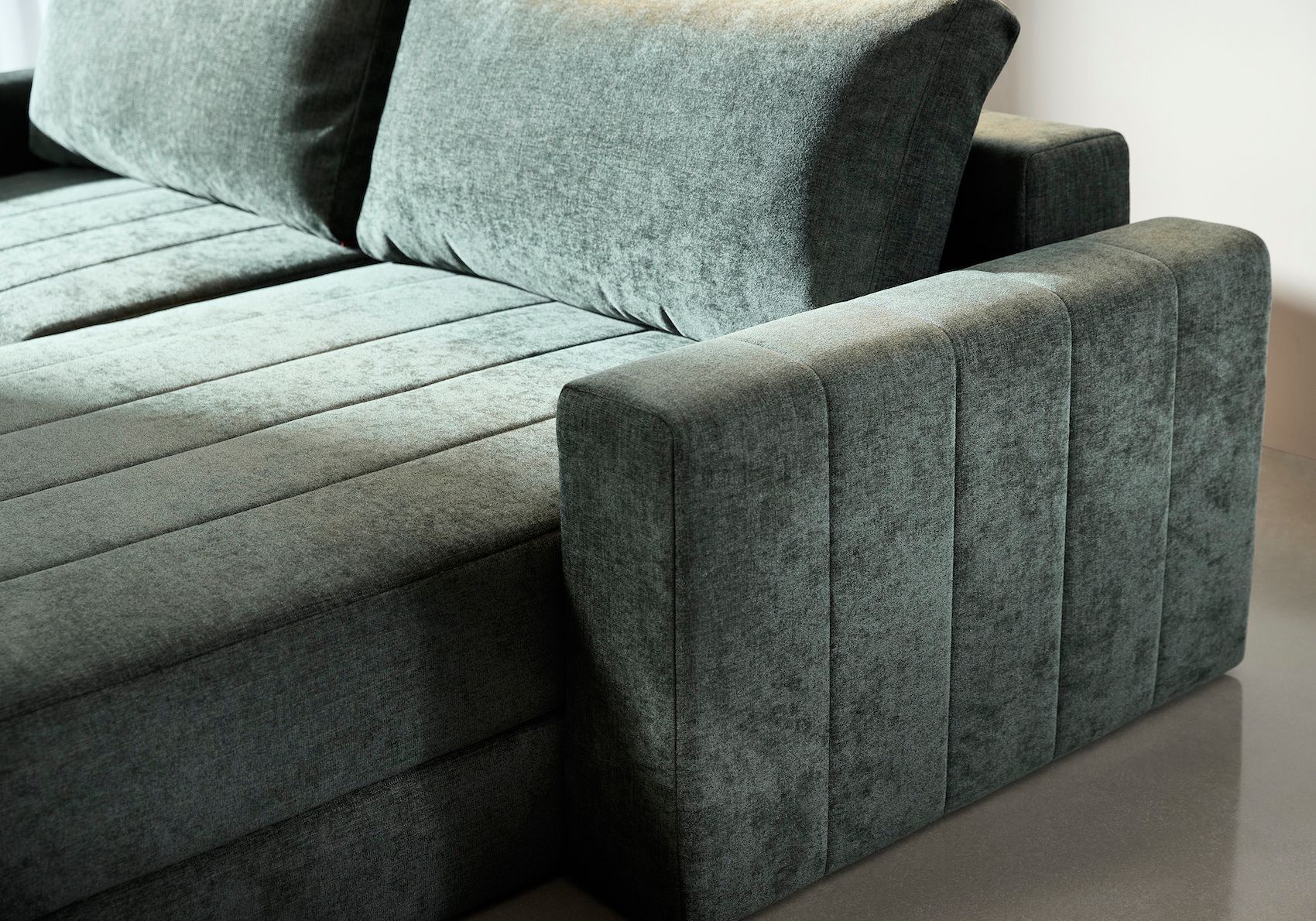 Divano letto matrimoniale con penisola e braccioli Akello Lounger Arms - 281 Avella Pine Green