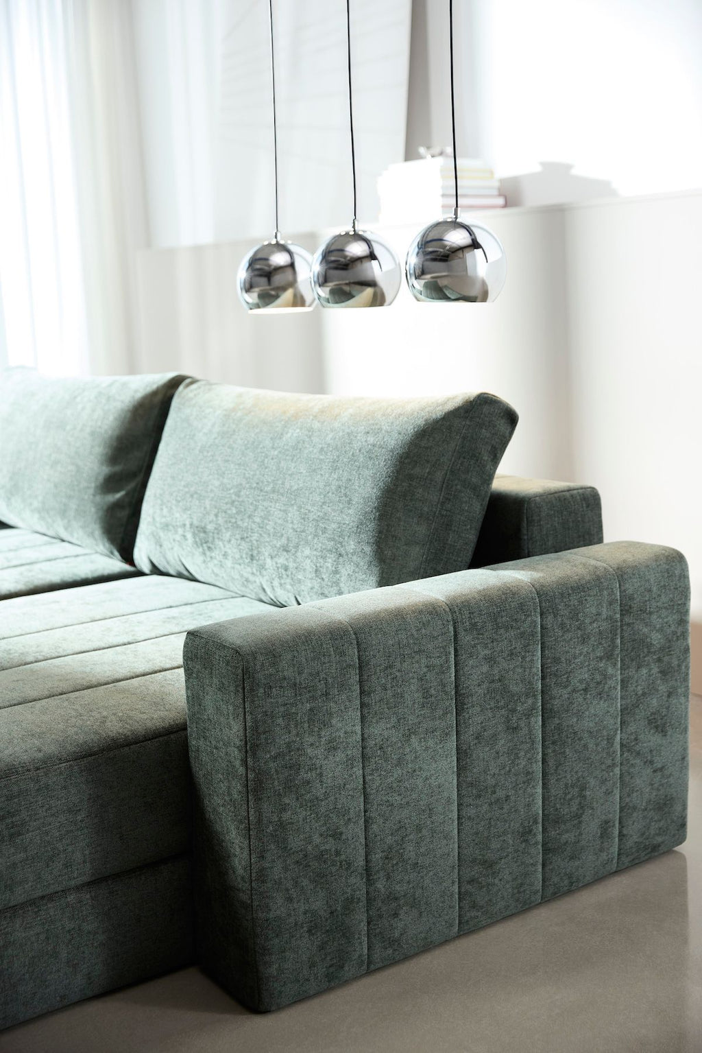 Divano letto matrimoniale con penisola e braccioli Akello Lounger Arms - 281 Avella Pine Green