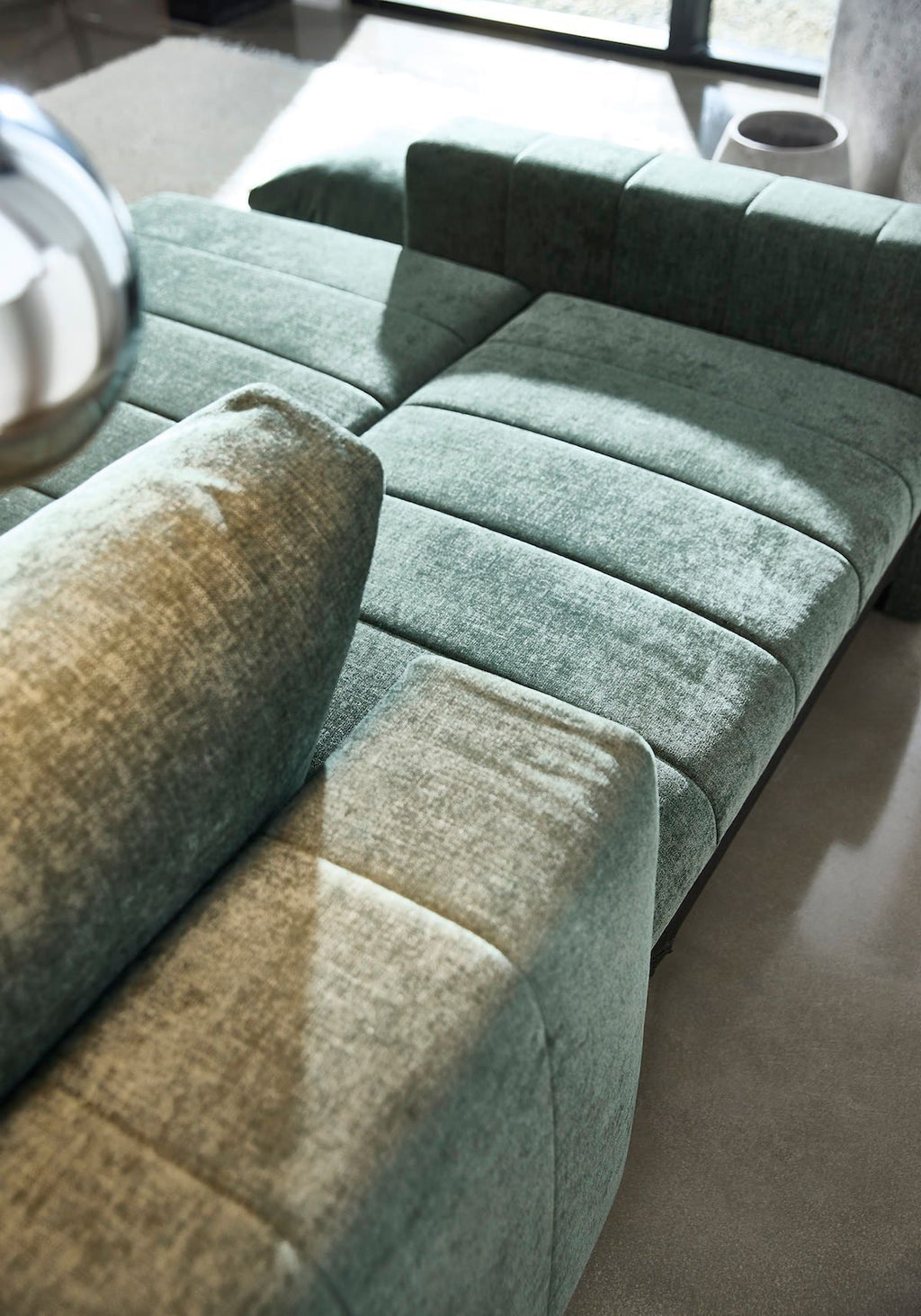 Divano letto matrimoniale con penisola e braccioli Akello Lounger Arms - 281 Avella Pine Green