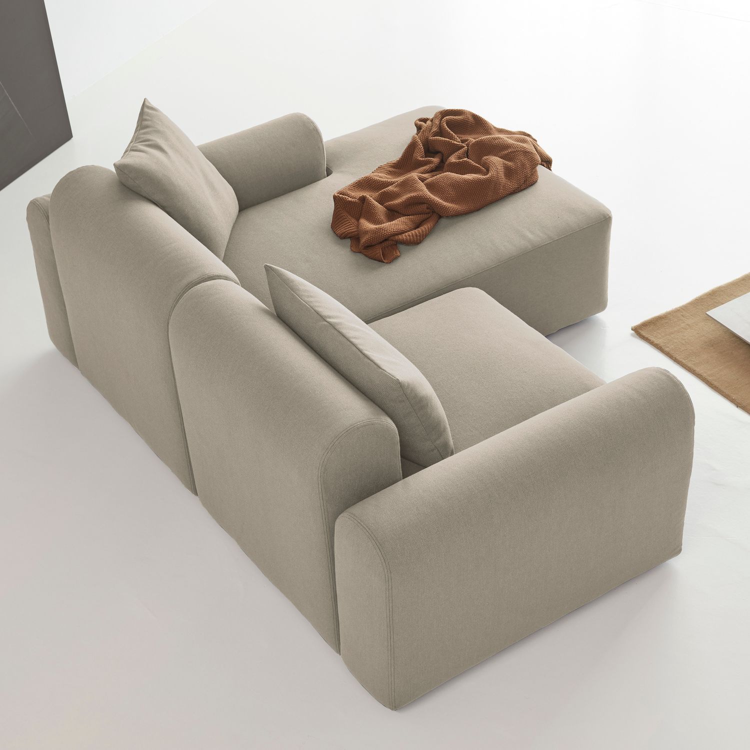 Divano 2 posti con penisola Rund C2L - Vivus 571 Dusty Sand