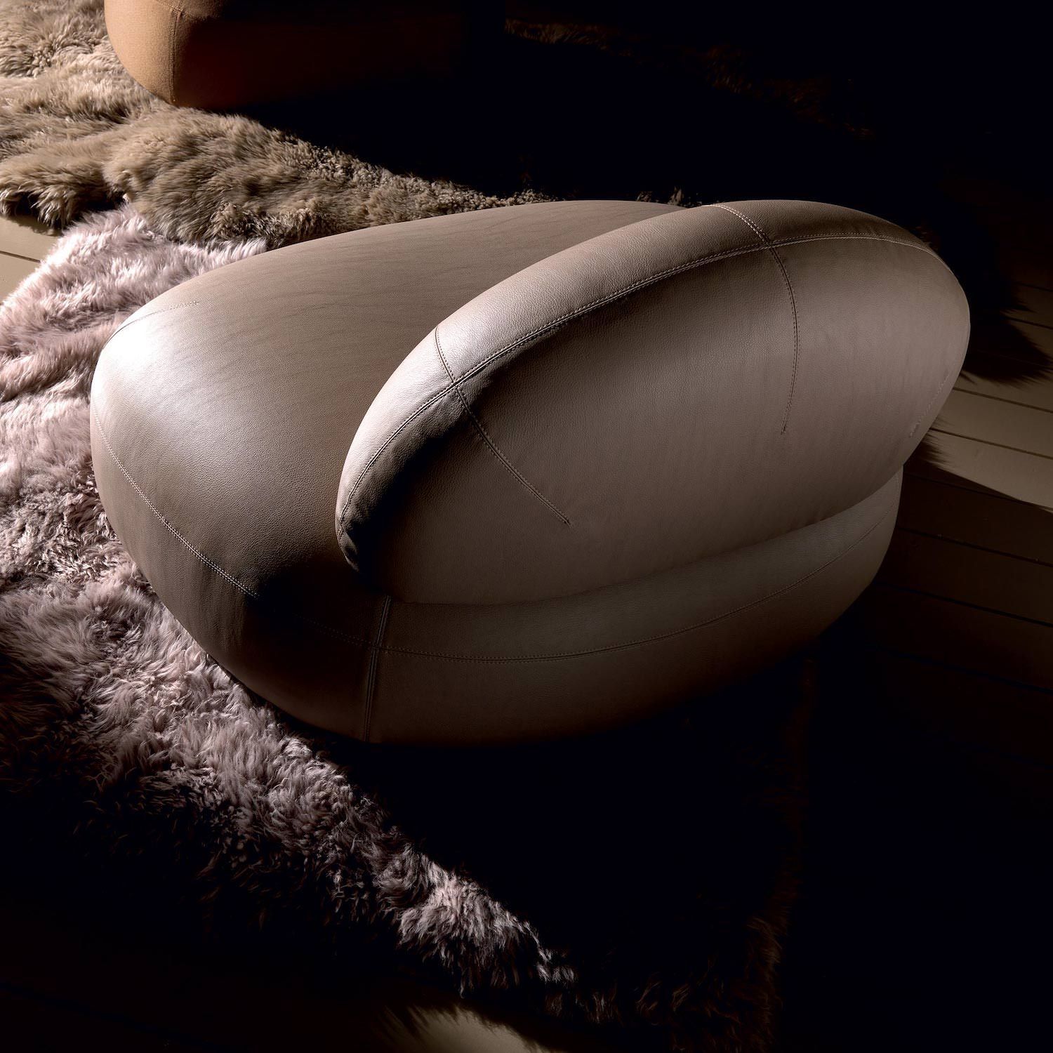 Poltrona design moderno in tessuto o pelle Scoop