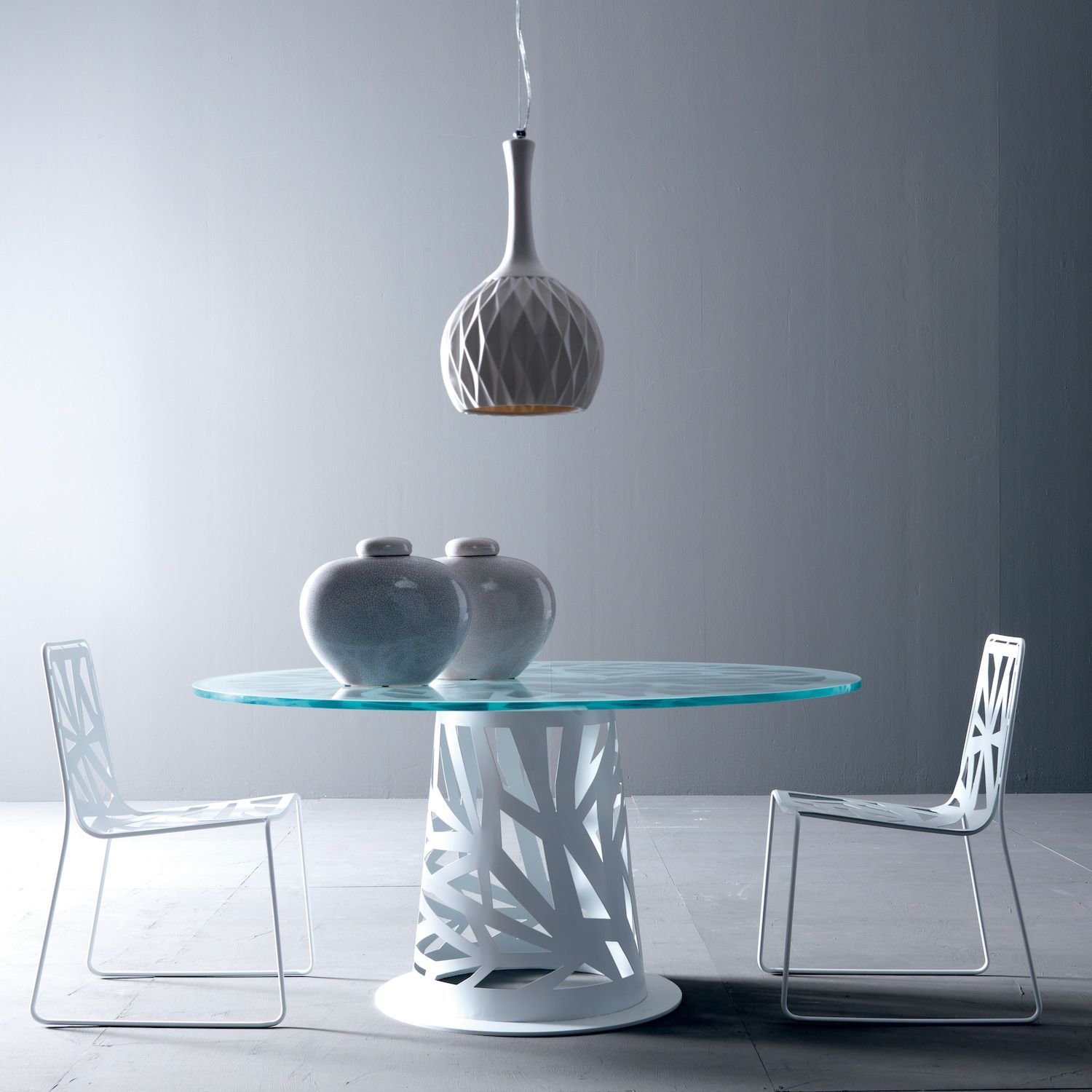 Sedia impilabile in metallo laccato Bianco o Nero Domino