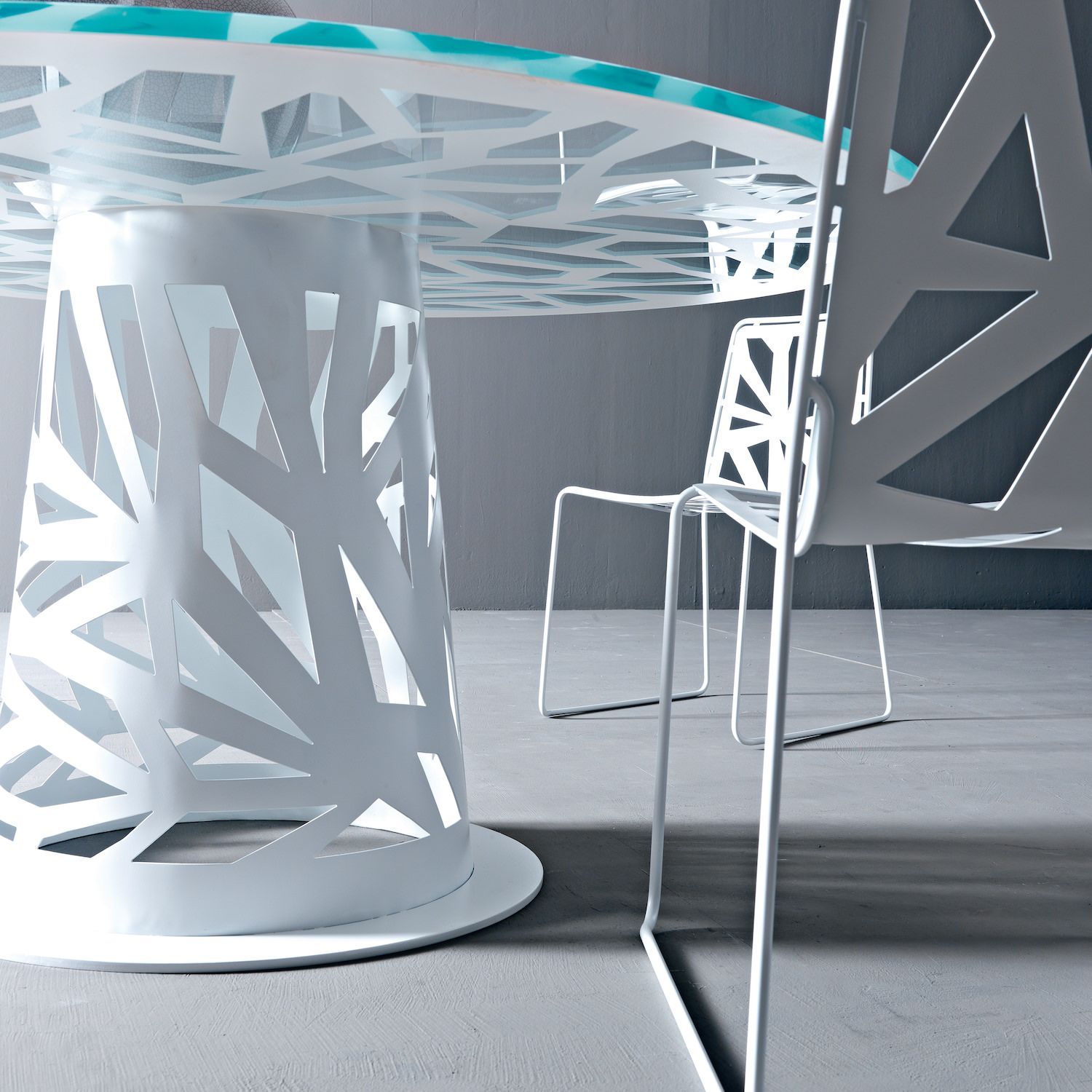 Sedia impilabile in metallo laccato Bianco o Nero Domino