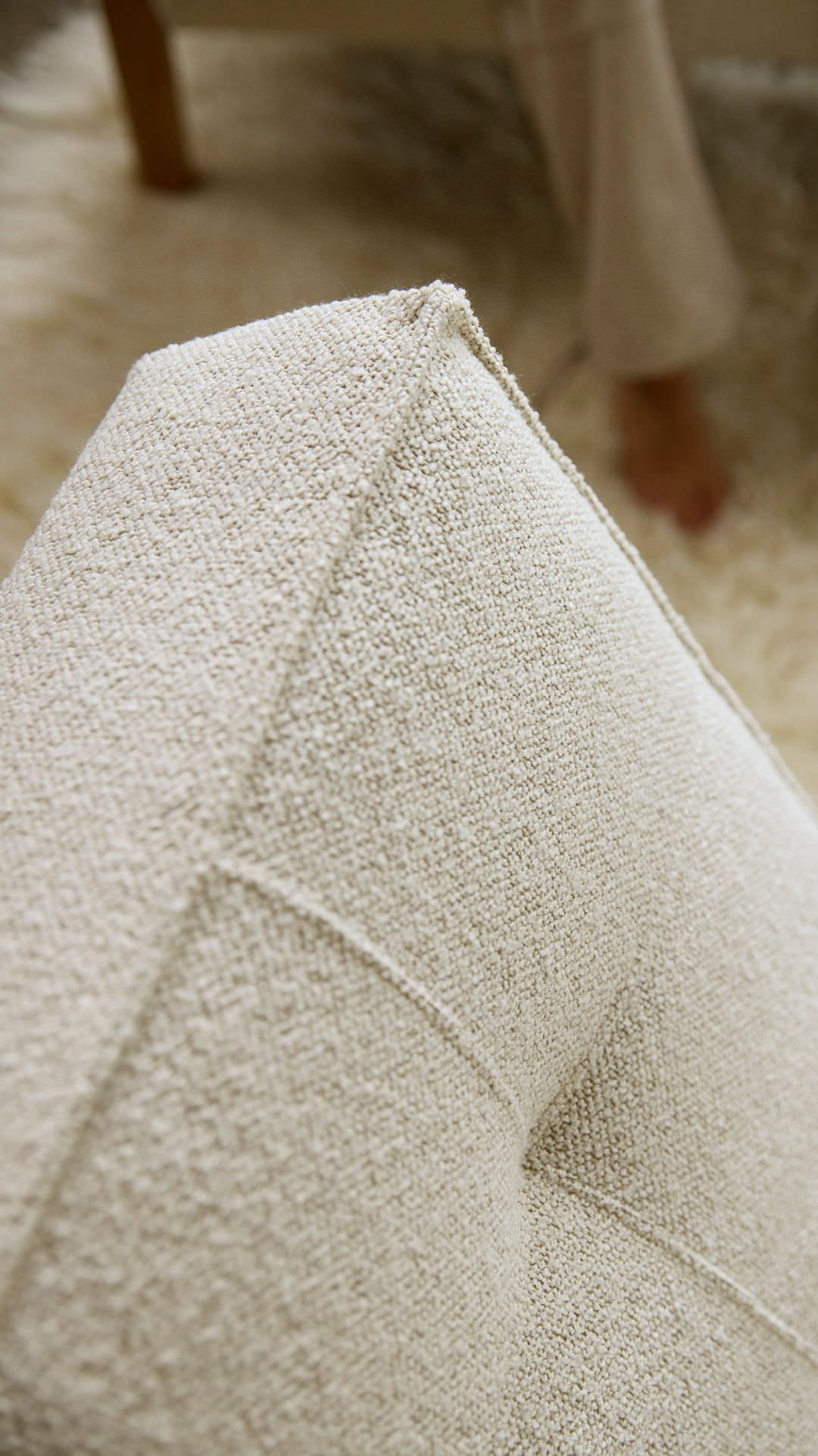 Poltrona design scandinavo in tessuto o velluto SplitBack Frej - 357 Taura Off White