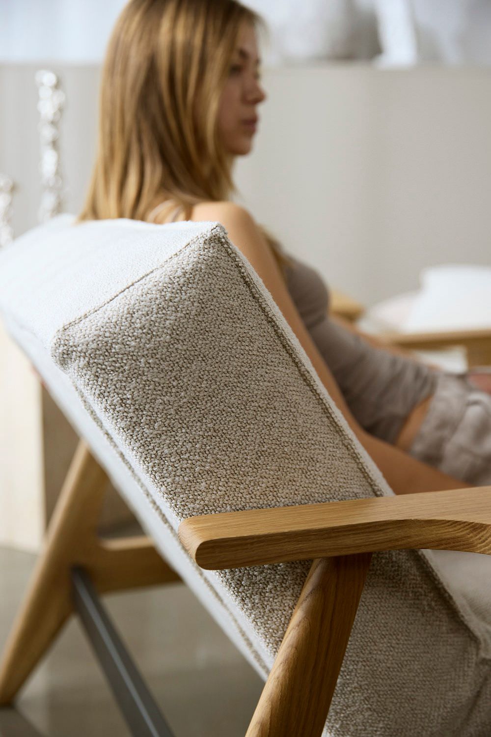 Poltrona design scandinavo in tessuto o velluto SplitBack Frej - 357 Taura Off White