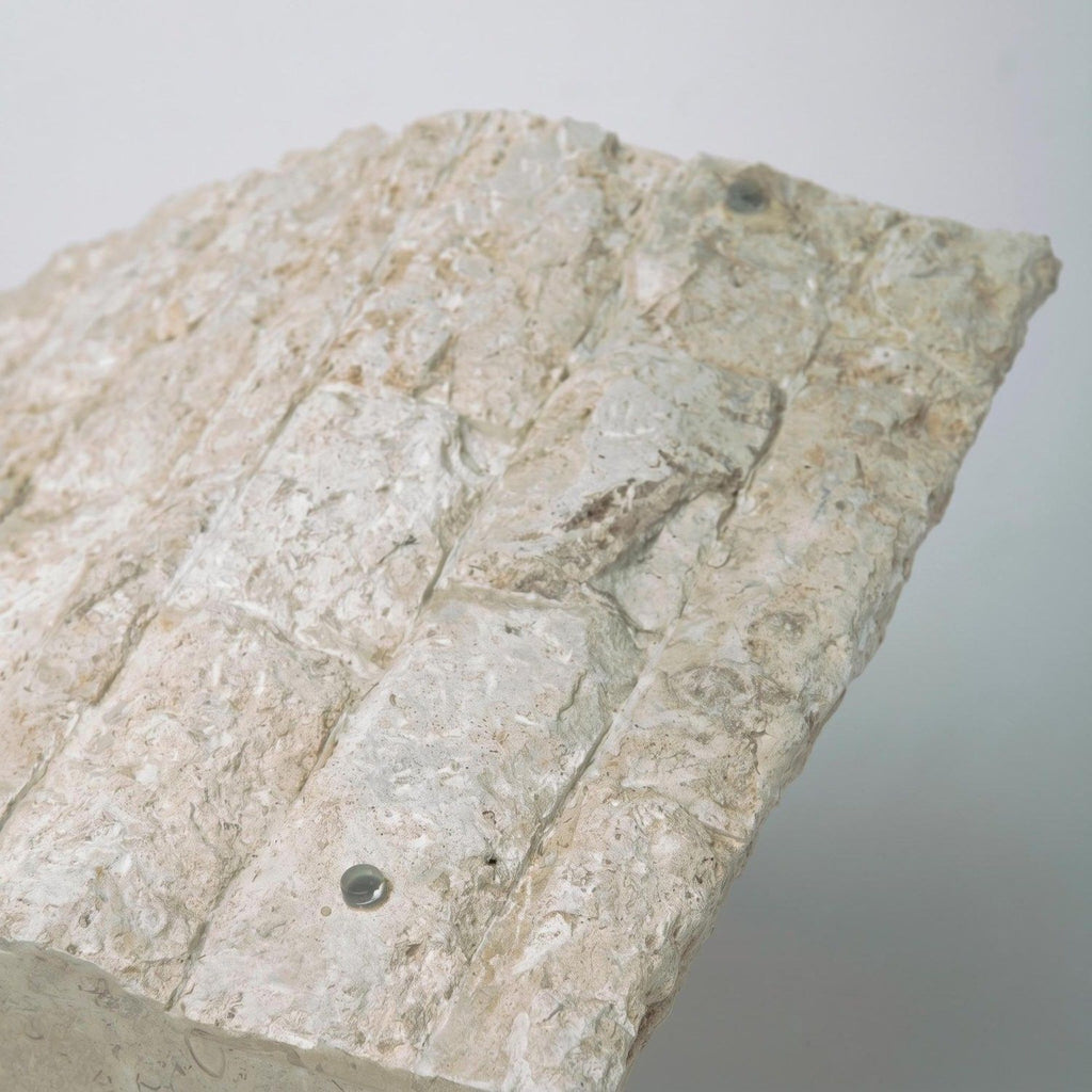 Tavolino da salotto in pietra fossile e vetro Avelis