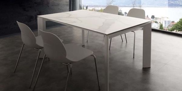 Tavolo effetto marmo allungabile: eleganza senza tempo, anche nei piccoli spazi