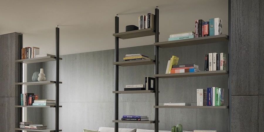 Come arredare un corridoio stretto con librerie e mensole