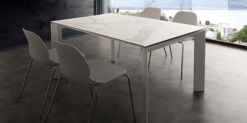 Tavolo effetto marmo allungabile: eleganza senza tempo, anche nei piccoli spazi