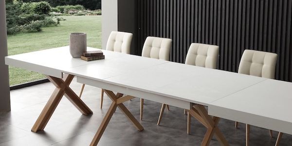 Tavoli in legno allungabili: stile salvaspazio per la sala pranzo